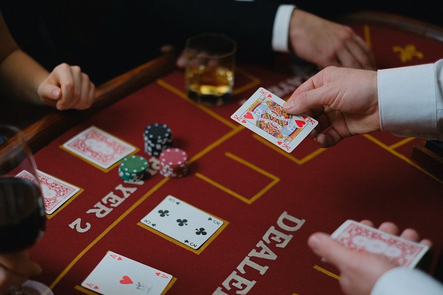 Học những kinh nghiệm hay để đánh bại nhà cái trong Blackjack