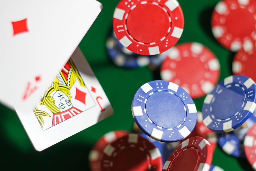 Ngồi ở vị trí nào là thuận lợi tại bàn chơi Blackjack?