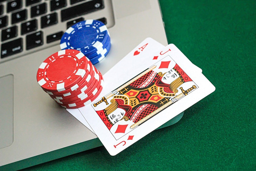 Có nên chơi game bài Poker online không?